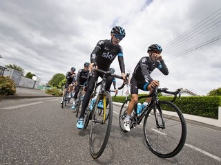 Chris Froome (vľavo) počas tréningovej jazdy s kolegami z tímu Sky.