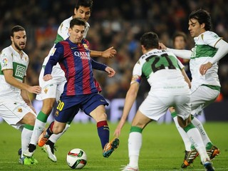 Štvorica hráčov Elche sa snaží v zápase proti Barcelone zastaviť Lionela Messiho. V budúcej sezóne si proti najlepším španielskym klubom nezahrá.