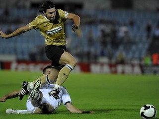 V drese Petry Drnovice sa predstaví aj bývalý hráč Juventusu Turín Zdeněk Grygera (v žltom). Snímka pochádza zo zápasu 3. predkola Ligy majstrov medzi Juventusom a Artmediou Petržalka, ktorý sa odohral dňa 26. augusta 2008.