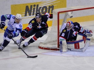 Lukáš Kozák (v strede) si už dres Slovana v KHL obliekal.