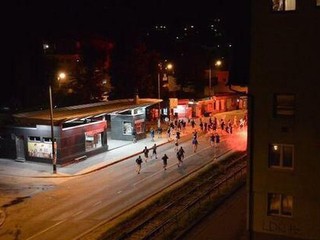 V Sarajeve sa bili chuligáni, zranenia utrpelo dvadsaťsedem ľudí