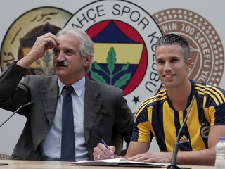 Robin van Persie (vpravo) so športovým riaditeľom Fenerbahce Istanbul Giulianom Terraneom.