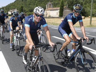 Lance Armstrong (vľavo) podporil v charitatívnej jazde bývalého anglického reprezentanta Geoffa Thomasa (vpravo).