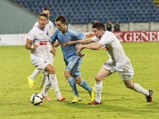 Samuel Štefánik sa prediera pomedzi írskych brániacich hráčov.