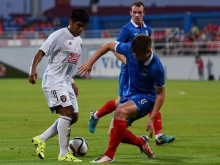 Aldo Baez (vľavo) nastúpil v úvodnom dueli 2. predkola Európskej ligy proti Linfield FC prvý raz v drese Spartaka Trnava.
