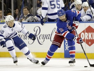 Namestnikov (vľavo) zostáva aj naďalej členom organizácie Lightning.