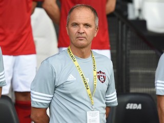 Tréner Trnavy Juraj Jarábek musí čeliť útokom nespokojných fanúšikov.