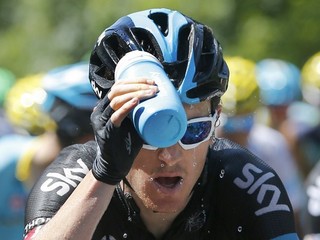 Geraintovi Thomasovi sa pri páde nič vážne nestalo.