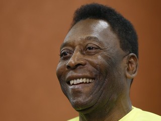 Pelé podstúpil prvú z dvoch plánovaných korektúr, ktoré by mal absolvovať v priebehu niekoľkých mesiacov v Brazílii.