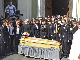 Rodinní príslušníci a piloti F1 stoja pred rakvou francúzskeho jazdca Julesa Bianchiho počas pohrebu pred katedrálou v Nice.