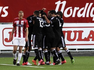 Futbalisti Partizanu Belehrad (v čiernom) budú hrať v treťom predkole s úspešnejším z dvojzápasu medzi Steauou Bukurešť a AS Trenčín.