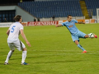 Jediný gól Slovana v úvodnom súboji zaznamenal po strele z hranice šestnástky Adam Zreľák (vpravo).