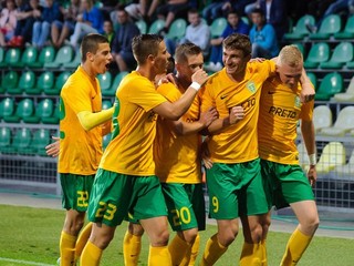 Futbalistom Žiliny sa zatiaľ v Európskej lige darí. Až šesť gólov v troch zápasoch strelil chorvátsky útočník Matej Jelič (druhý sprava).