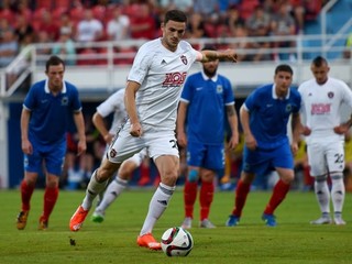 Erik Sabo strieľa z pokutového kopu gól Spartaka Trnava na 1:0 v prvom zápase druhého predkola Európskej ligy.