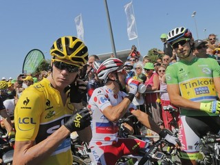 Chris Froome (vľavo) a Peter Sagan (vpravo) sa podrobili kontrole komisárov UCI.