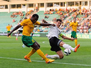 Hráč Žiliny Ernest Mabouka (vľavo) sa snaží odcentrovať loptu do šestnástky cez brániaceho Veaceslava Posmaca.