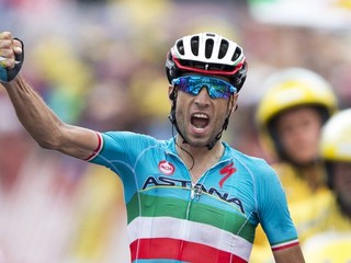 Vincenzo Nibali oslavuje piate etapové víťazstvo v kariére.