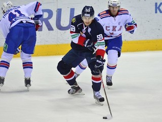 Andrej Šťastný (uprostred) rozhodol o výhre Slovana nad Ufou.