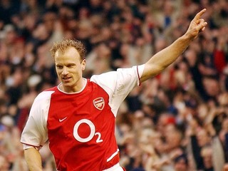 Do Česka príde aj legenda Arsenalu Londýn Dennis Bergkamp.