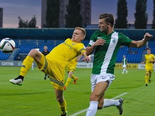 Jakub Grič z MFK Zemplín Michalovce (vľavo) odkopáva loptu pred hráčom Skalice Michalom Gašparíkom.