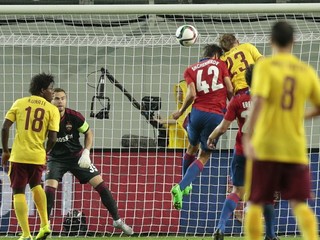 Sparťan Ladislav Krejčí (č. 23) práve hlavou vyrovnáva stav duelu proti domácemu CSKA Moskva na 2:2. Týmto výsledkom sa zápas aj napokon skončil.