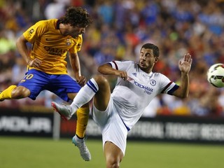 Hráč Barcelony Sergi Roberto (vľavo) bojuje o loptu s futbalistom Chelsea Edenom Hazardom.