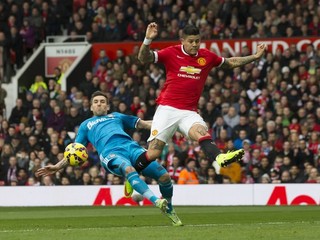 Marcos Rojo (vpravo) bojuje o loptu v zápase proti Sunderlandu s Anthonym Reveillerom.