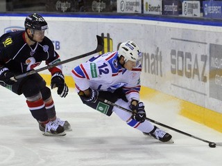 Tomáš Surový (vľavo) si už dres Slovana v minulosti obliekal. Na snímke prenasleduje Antona Šenfeľda z tímu Lada Togliatti