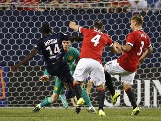 Blaise Matuidi (s číslom 14) strieľa úvodný gól do siete Manchestru United.