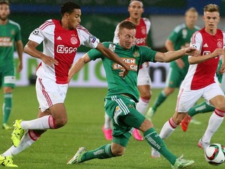 Futbalisti Ajaxu Amsterdam remizovali v úvodnom zápase tretieho predkola Ligy majstrov na ihrisku Rapidu Viedeň.