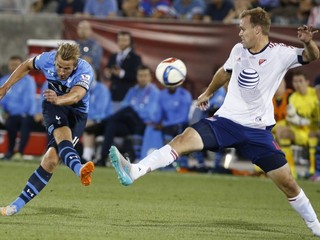 Na bránu strieľa hráč Tottenhamu Harry Kane, zblokovať jeho pokus sa pokúša Chad Marshall.