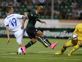 Brazílsky legionár Ari riadne podkuroval slovanistickej obrane.