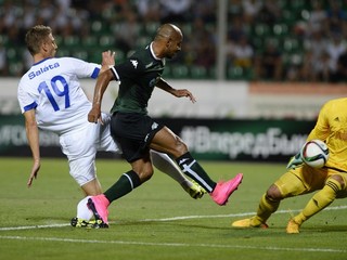 Brankár Slovana Ján Mucha zasahuje pri šanci Ariho z Krasnodaru. Márne sa ho pokúša brániť Kornel Saláta.