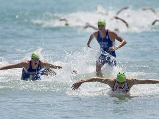 Triatlonisti sa vystavujú zbytočnému riziku.