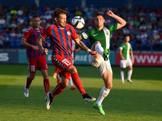 Súboj domáceho Filipa Hlohovského (vľavo) so Skaličanom Lukášom Švrčekom.