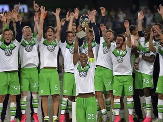Favorizovaný Bayern trofej nezískal, Wolfsburg vyhral na penalty
