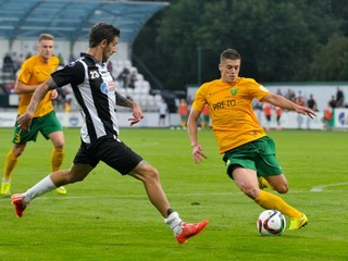 V základnej zostave Žiliny nastúpila aj nová posila - Róbert Mazáň (vpravo). Na snímke sa ho pokúša napádať Erik Daniel z Myjavy.