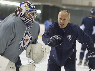 Tom Barrasso už ako tréner brankárov v Slovane Bratislava.