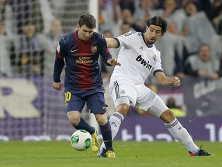 Sami Khedira (vpravo) v súboji s útočníkom FC Barcelona Lionelom Messim.