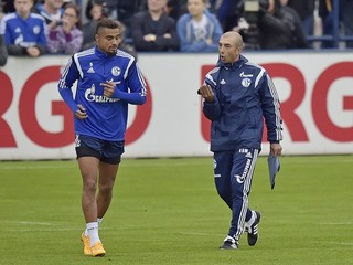 Boateng (vľavo) nepotvrdil v Gelsenkirchene vysoké očakávania a z tímu "königsblau" odchádza do Portugalska.