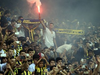 Istanbulské derby nedohrali pre nepokoje. Quaresmu trafili kľúčmi, tréner skončil so zranenou hlavou