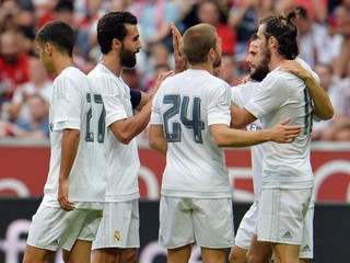 Futbalisti Realu Madrid oslavujú jeden zo svojich gólov do siete Tottenhamu.