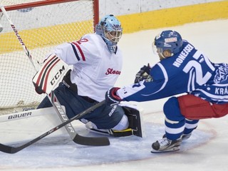 Brankár Slovana Kevin Garnett zasahuje pri šanci Antonína Honejska.