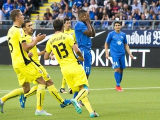 Futbalista Molde Ola Kamara (s číslom 11) smúti po tom, ako nepremenil pokutový kop v zápase proti Dinamu Záhreb.