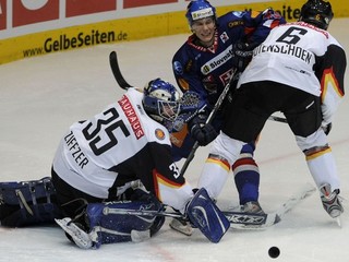 Šagát (v strede) bude v najbližšom období pôsobiť v dánskom hokeji.