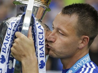 John Terry bozkáva trofej za víťazstvo v Premier League.