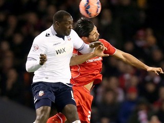 Heskey (vľavo) zvláda aj v pokročilom veku profesionálny futbalový kolotoč. Takto bojoval v januárovom štvrtom kole FA Cup-u s Emre Canom z Liverpoolu.