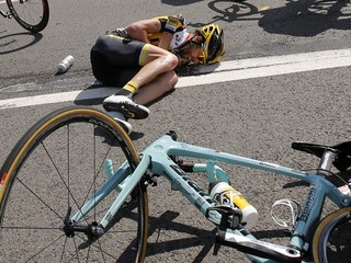 Laurens Ten Dam mal smolu aj na Tour de France. Už v tretej etape sa zaplietol do hromadného pádu.