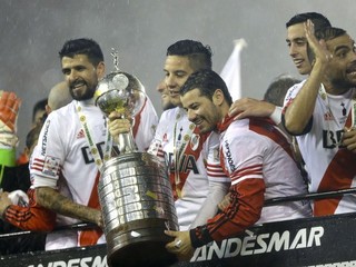 Futbalisti River Plate oslavujú víťazstvo v Pohári osloboditeľov s majstrovskou trofejou v rukách.