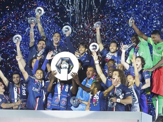 Vlani získali na domácej futbalovej scéne tri trofeje. Na snímke sa futbalisti PSG tešia zo zisku ligového titulu.